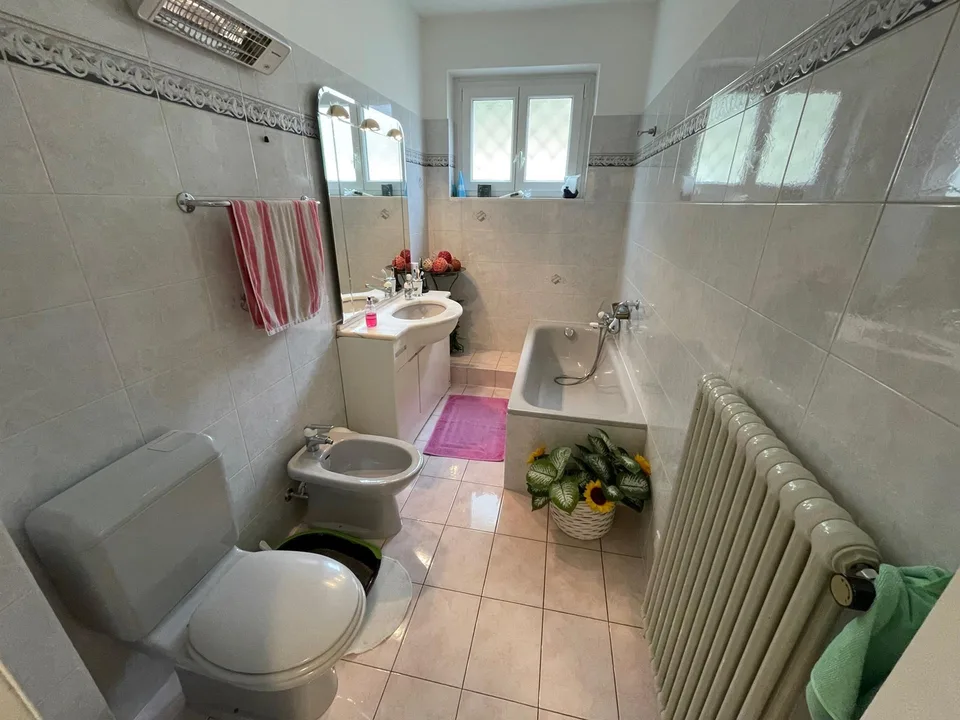 Ampia casa unifamiliare 6.5 con giardino e due garage. – Foto 9 von 13