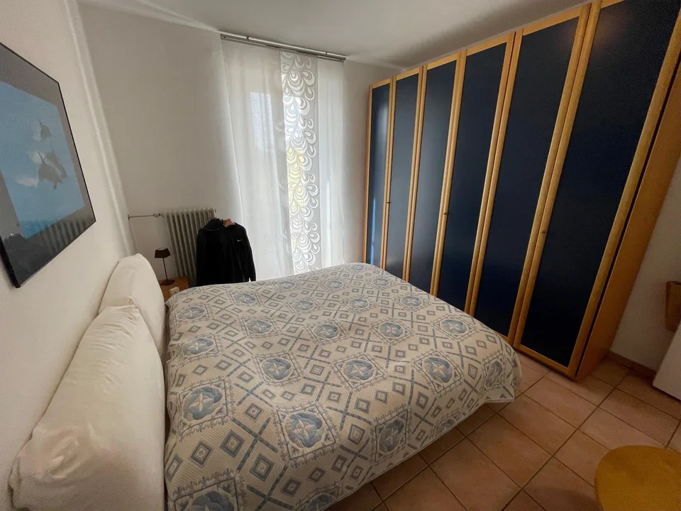 Ampia casa unifamiliare 6.5 con giardino e due garage. – Foto 11 von 13