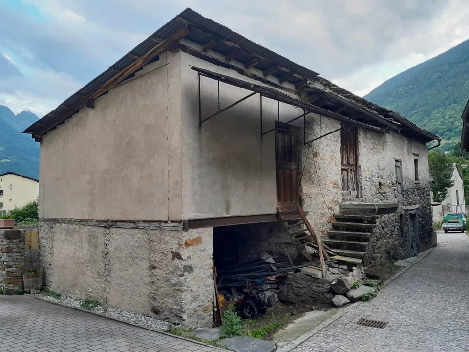 zwei Häuser zum Ausbauen mit Garten / due case da ristrutturare con...