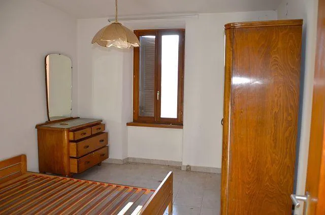 Casa di 4 app. nel nucleo da ristrutturare con il progetto approvat...