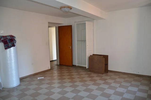 Casa di 4 app. nel nucleo da ristrutturare con il progetto approvat...