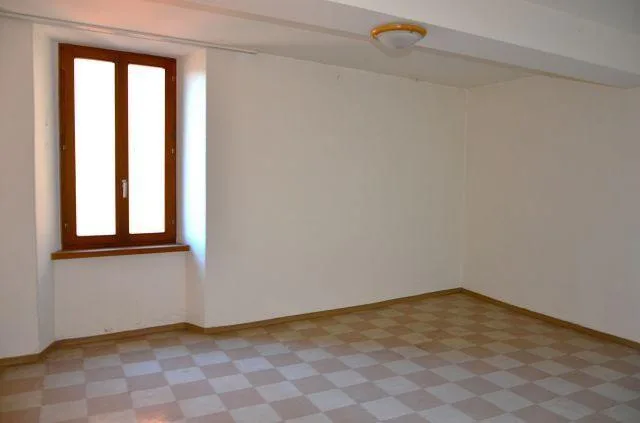 Casa di 4 app. nel nucleo da ristrutturare con il progetto approvat...