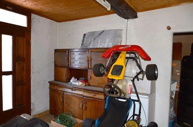 Casa di 4 app. nel nucleo da ristrutturare con il progetto approvat...