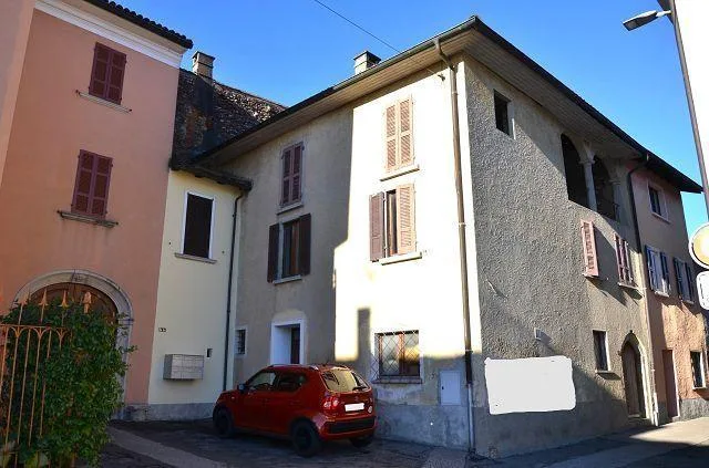 Casa di 4 app. nel nucleo da ristrutturare con il progetto approvat...