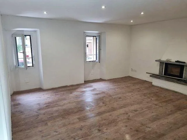 Casa plurifamiliare di 3 app. con garage posizione centrale, solegg...