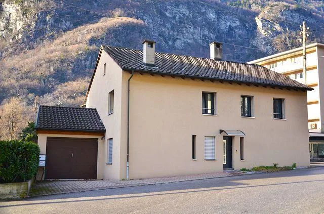 Casa plurifamiliare di 3 app. con garage posizione centrale, solegg...