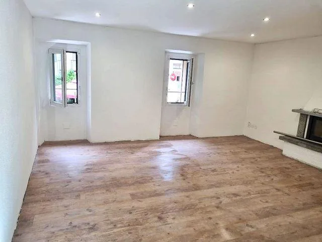 Casa plurifamiliare di 3 app. con garage posizione centrale, solegg...
