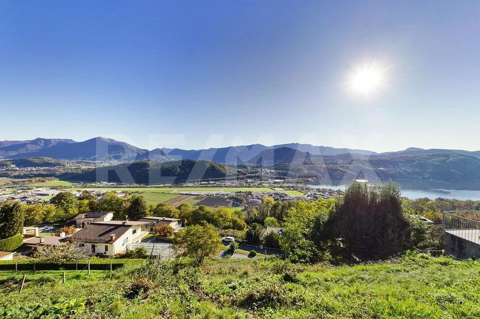Terreno con progetto edilizio approvato con splendida vista lago e ...