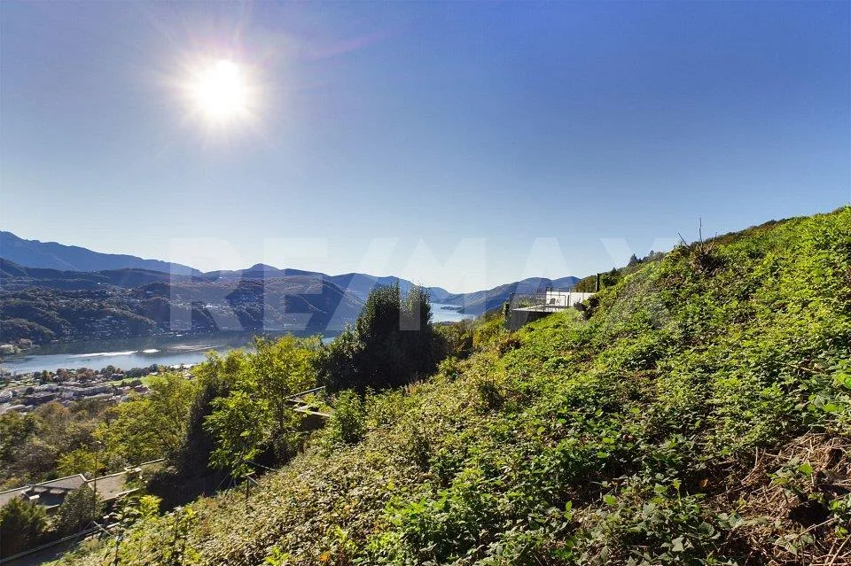 Terreno con progetto edilizio approvato con splendida vista lago e ...