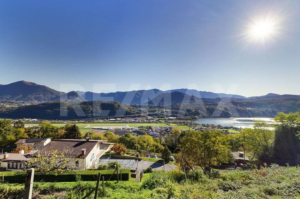 Terreno con progetto edilizio approvato con splendida vista lago e ...