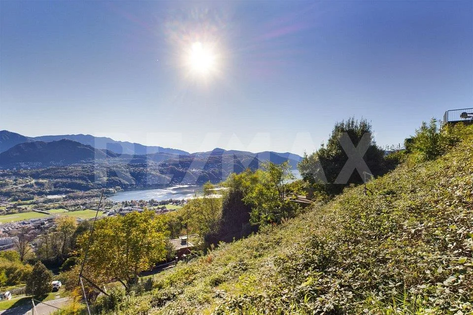 Terreno con progetto edilizio approvato con splendida vista lago e ...