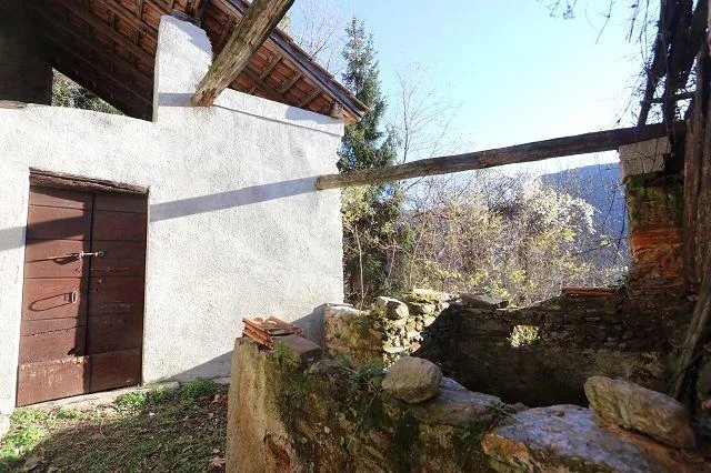4-Zimmer-Haus zum Renovieren mit viel Land an sehr ruhiger, sonnige...