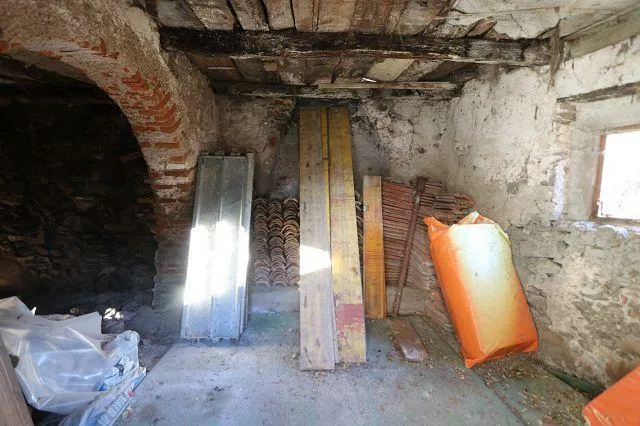 4-Zimmer-Haus zum Renovieren mit viel Land an sehr ruhiger, sonnige...