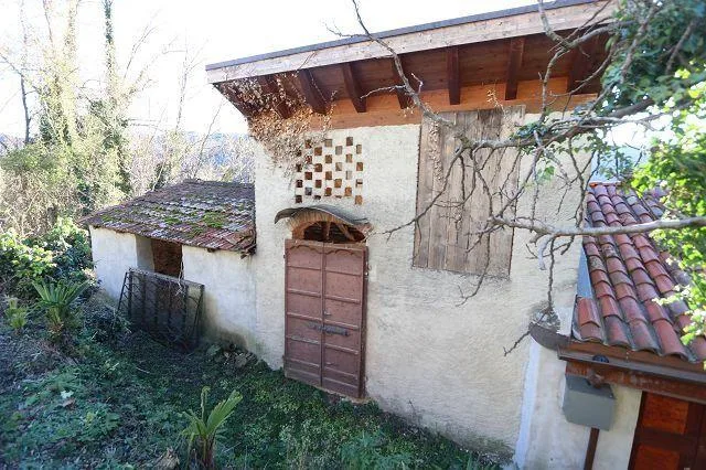 4-Zimmer-Haus zum Renovieren mit viel Land an sehr ruhiger, sonnige...