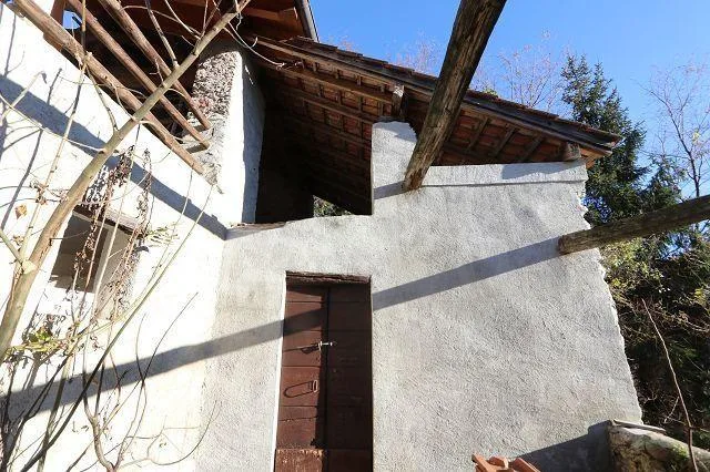 4-Zimmer-Haus zum Renovieren mit viel Land an sehr ruhiger, sonnige...