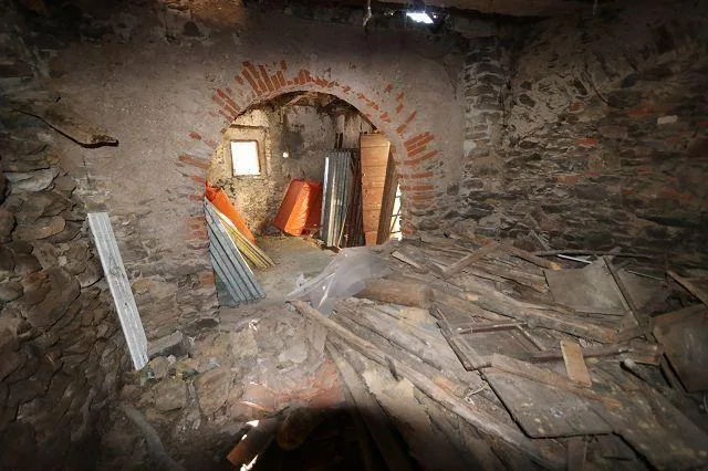4-Zimmer-Haus zum Renovieren mit viel Land an sehr ruhiger, sonnige...