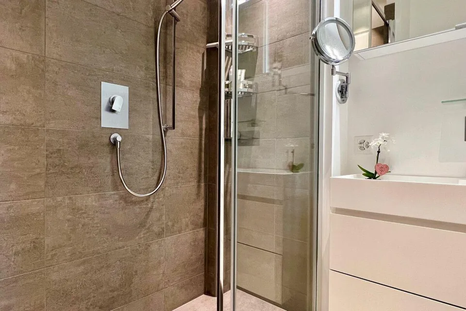 Luxuriöse 2,5 Zimmerwohnung in direkter Seenähe – Foto 27 von 28