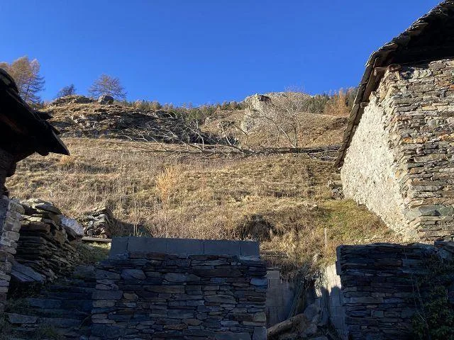 Dorfrustico zum Ausbauen an sehr ruhiger, sonniger Aussichtslage / ...