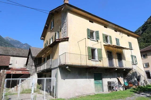 6-Zimmer-Hausteil mit Garten und Rustico mit Bauland / casa gemelli...