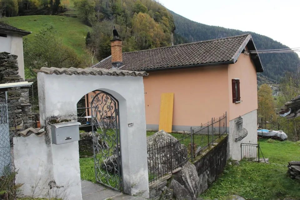 4.5 Zimmerhaus mit separatem Rustico zum Ausbauen / casa di 4.5 loc...