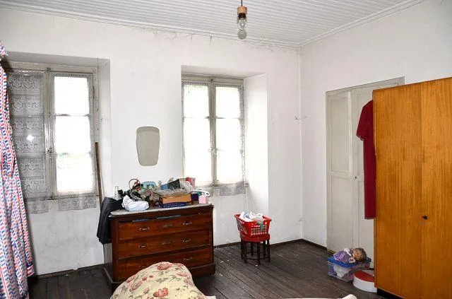 Grande casa ticinese da ristrutturare si 3 piani con annesso, centr...