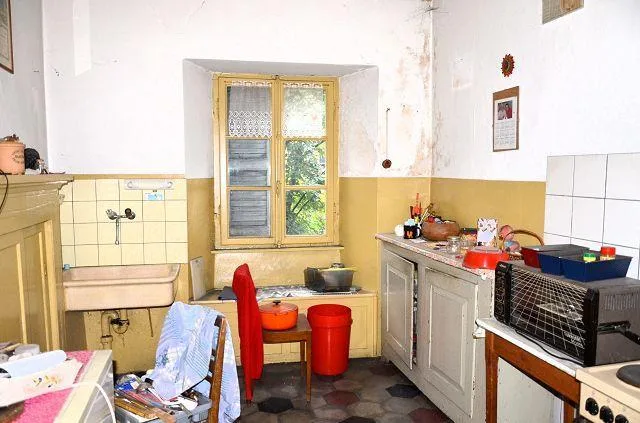 Grande casa ticinese da ristrutturare si 3 piani con annesso, centr...