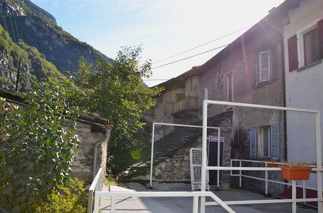 Grande casa ticinese da ristrutturare si 3 piani con annesso, centr... – Foto 28 von 30