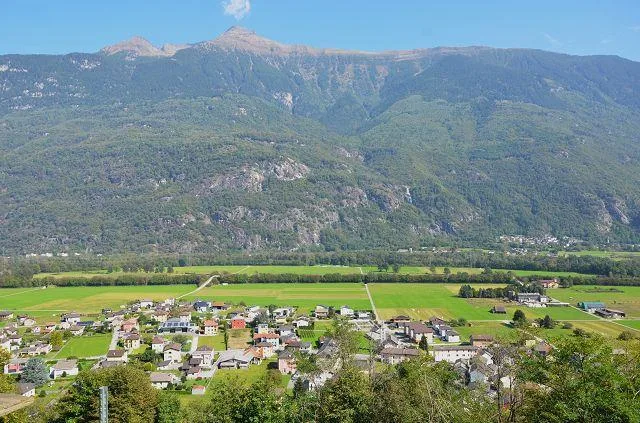 zwei Ställe zum Ausbauen mit Rebberg und viel Land / Cascina di 2 l... – Foto 11 von 30