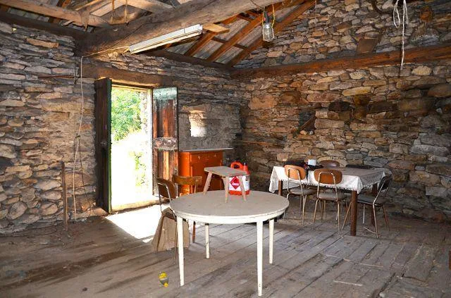 zwei Ställe zum Ausbauen mit Rebberg und viel Land / Cascina di 2 l...