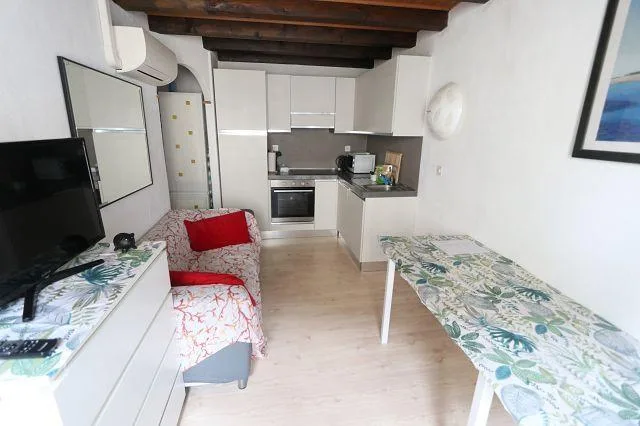 3-Zimmer-Hausteil mit Balkon im Dorfkern / parte di casa di 3 local...