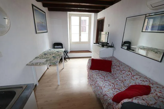 3-Zimmer-Hausteil mit Balkon im Dorfkern / parte di casa di 3 local...