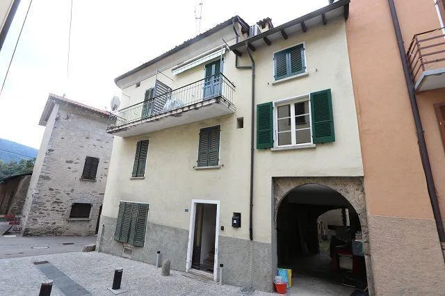 3-Zimmer-Hausteil mit Balkon im Dorfkern / parte di casa di 3 local...