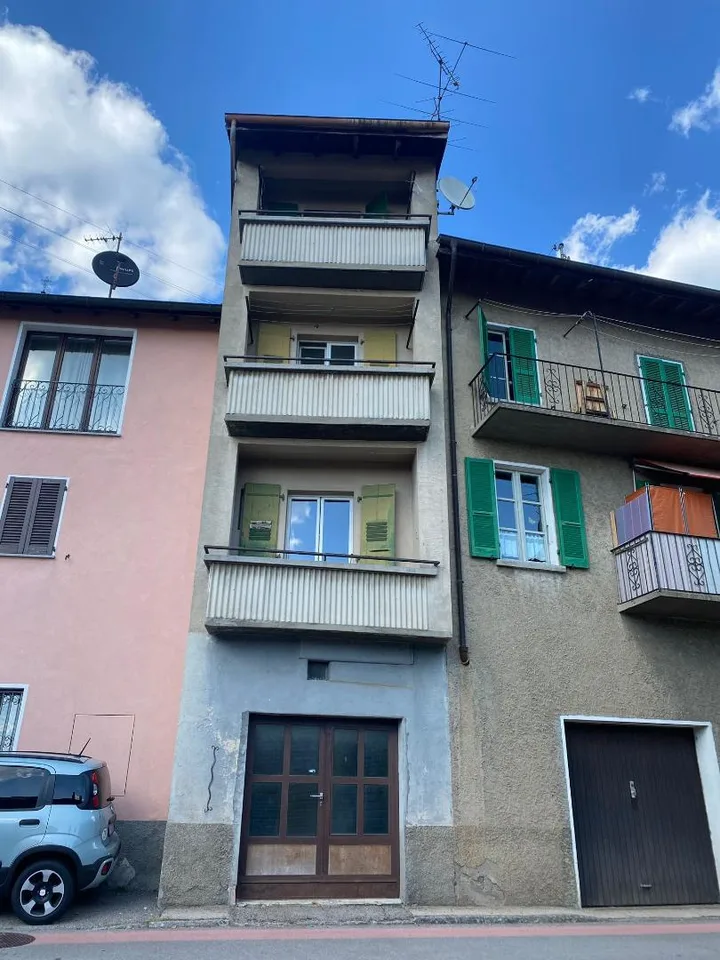 Caneggio casa di 7 locali con 3 livelli nel nucleo con bella vista ...