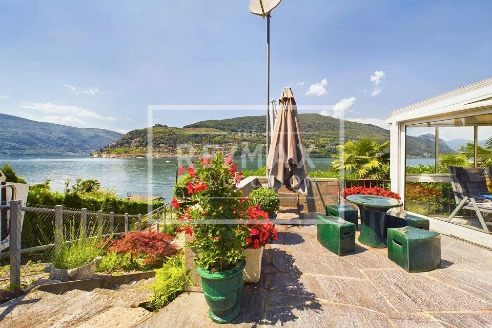 Una grande proprietà in riva al lago a Brusino Arsizio