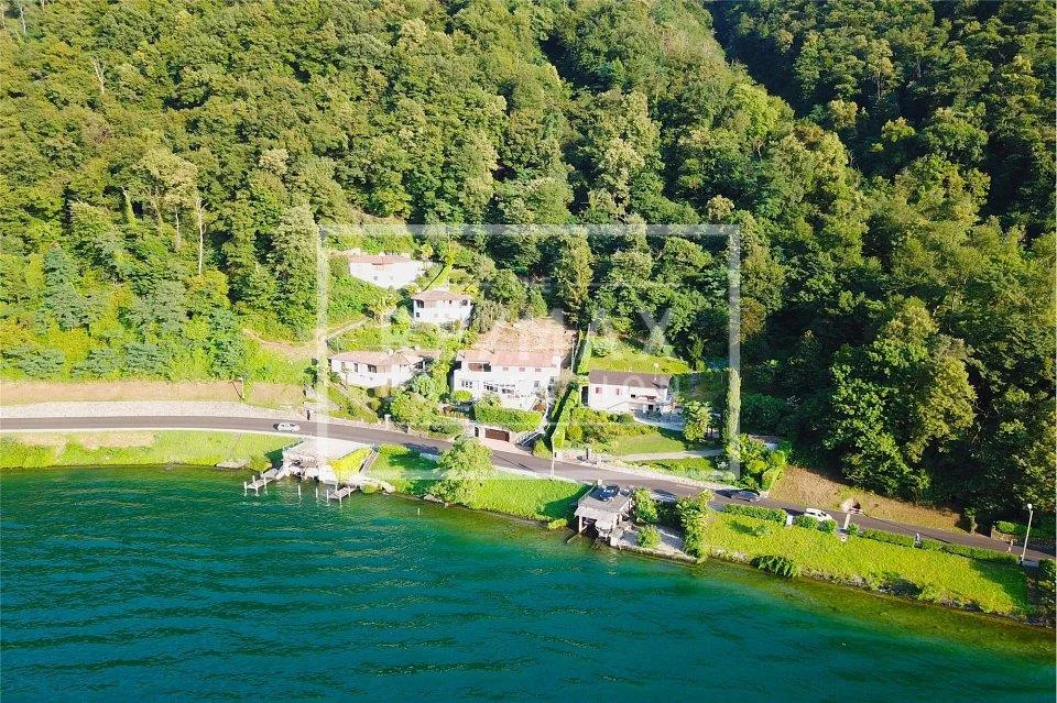 Una grande proprietà in riva al lago a Brusino Arsizio