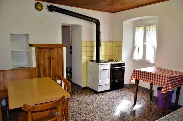 Casa ticinese di 9 loc. da rinnovare con dependance e terreno posiz...