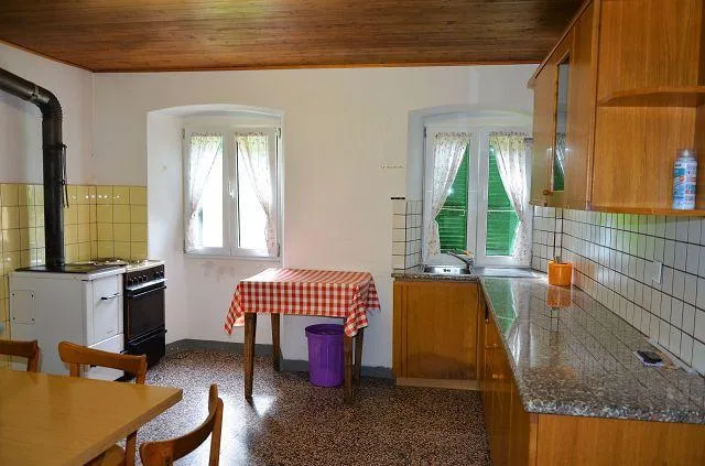 Casa ticinese di 9 loc. da rinnovare con dependance e terreno posiz...