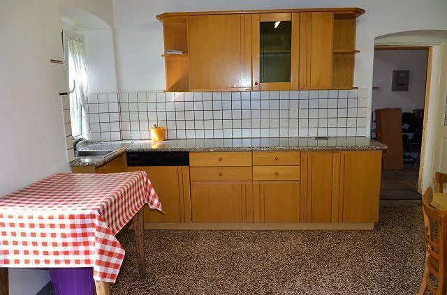 Casa ticinese di 9 loc. da rinnovare con dependance e terreno posiz...