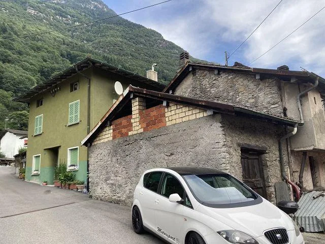 2-Familien-Haus mit Nebenhaus zum Ausbauen / casa bifamiliare con c...