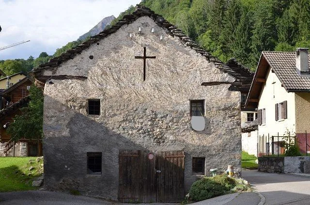Rustico di 2 piani da rinnovare con terreno molto soleggiata, tranq...