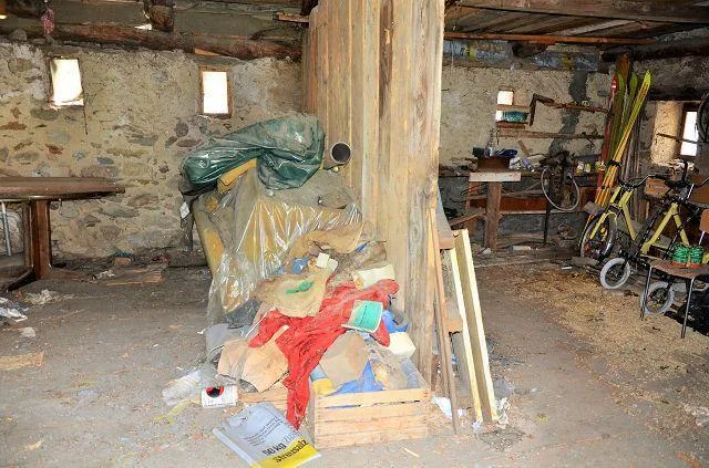 Rustico di 2 piani da rinnovare con terreno molto soleggiata, tranq...
