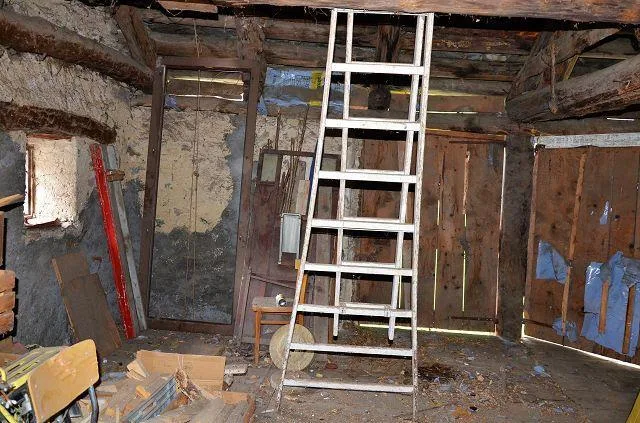 Rustico di 2 piani da rinnovare con terreno molto soleggiata, tranq...
