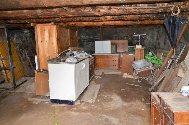 Rustico di 2 piani da rinnovare con terreno molto soleggiata, tranq...
