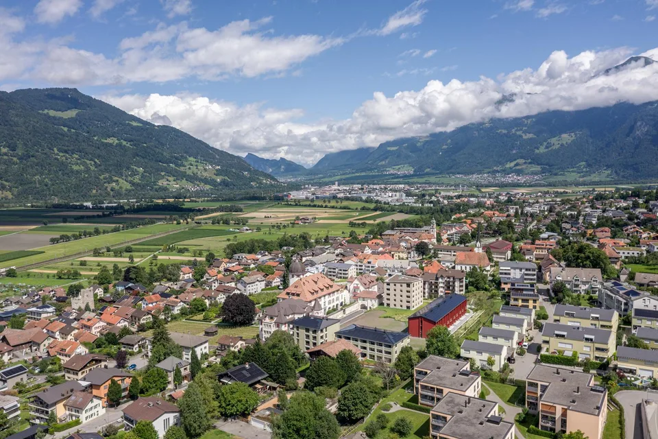 Wohnen mit Aussicht – stilvoll leben über der Bündner Herrschaft