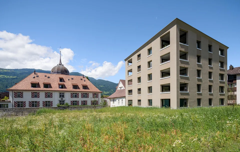 Wohnen mit Aussicht – stilvoll leben über der Bündner Herrschaft