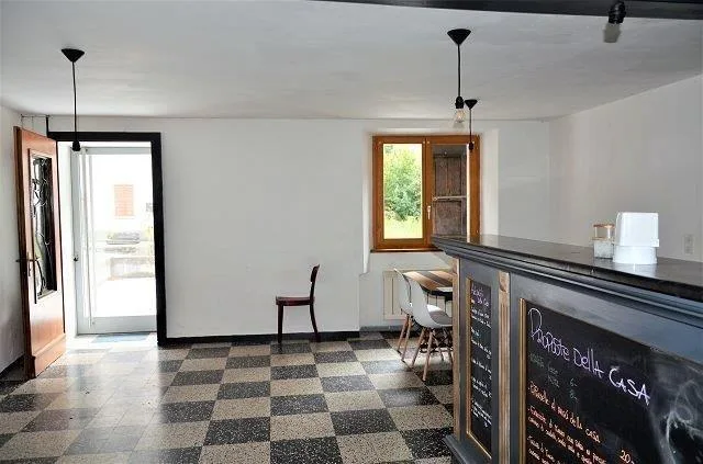 Trattoria con grande terrazza, giardino e posti o casa di 5 locali ...
