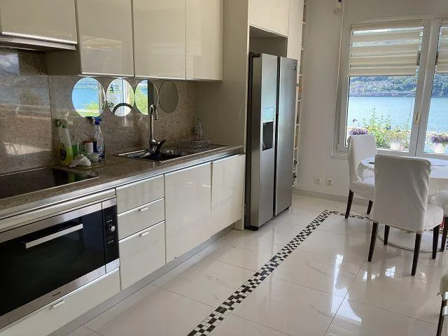 4 1/2-Zimmer-Attikawohnung mit tollem Seeblick und Aussenpool / app...
