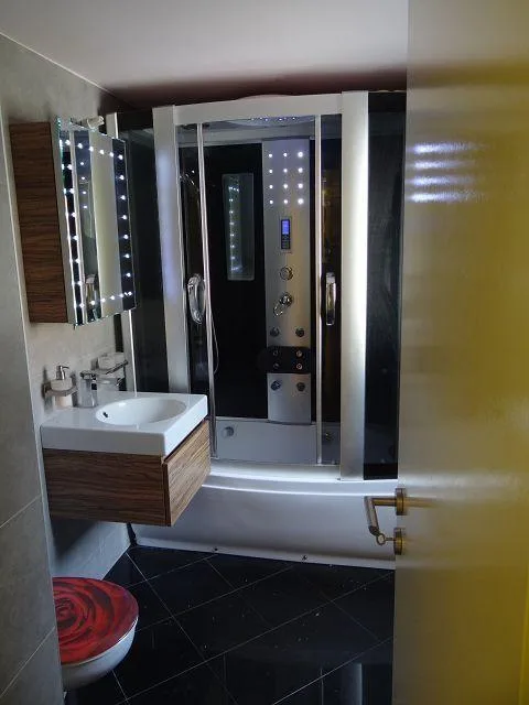 4 1/2-Zimmer-Dorfhaus mit Sitzplatz / casa di 4 1/2 locali nel nucl...