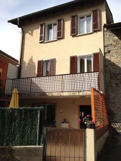 4 1/2-Zimmer-Dorfhaus mit Sitzplatz / casa di 4 1/2 locali nel nucl...