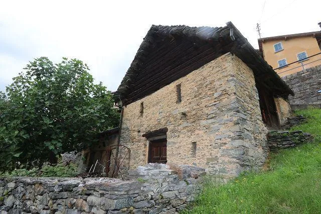 rustico da ristrutturare con cortile e bella vista / Rustico zum Au...